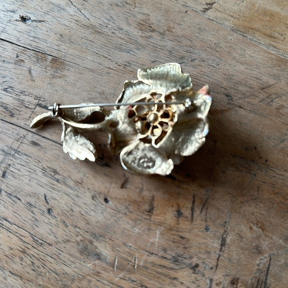 Vintage Large Signed CAPRI Rose Flower Brooch – Gold Tone Enamel – 3 Inches - Picture 5 of 7